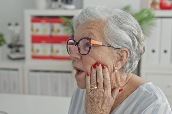 What To Do Before Visiting An Emergency Dentist For A Dental Abscess